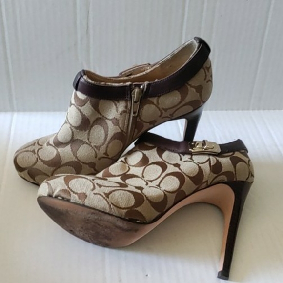 Coach Delilah 4" Heels  with gold tone accents. - Picture 4 of 7